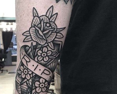 Old School小臂玫瑰棺材纹身图案