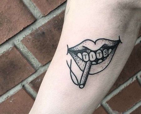 Old School大臂嘴巴纹身图案