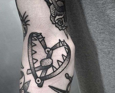 Old School小臂兽夹纹身图案