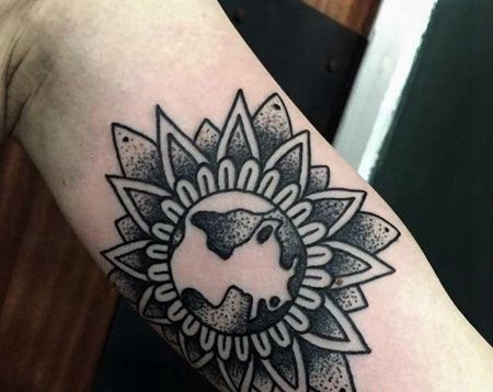 Old School大臂地球纹身图案