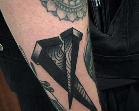 Old School小臂钉子纹身图案