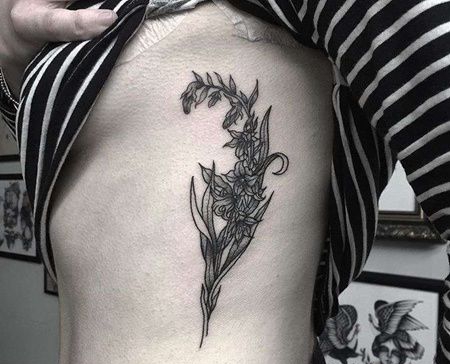 新传统侧腰花卉纹身图案