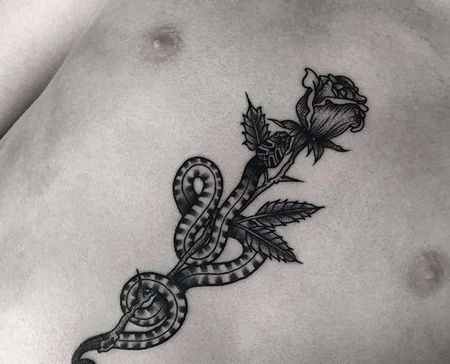 新传统腹部玫瑰蛇纹身图案