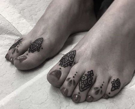 几何脚趾繁花纹身图案
