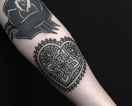 几何小臂心纹身图案