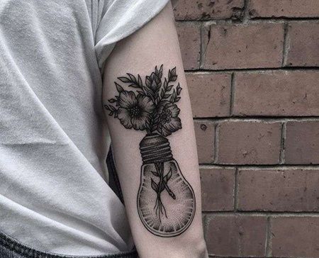 New School大臂灯泡花卉纹身图案