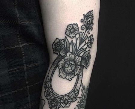 Old School胳膊马蹄铁花卉纹身图案