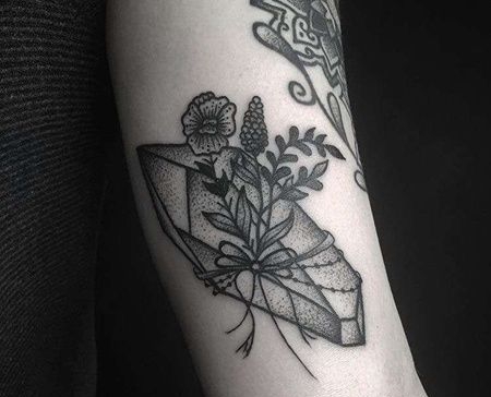 Old School大臂石头纹身图案