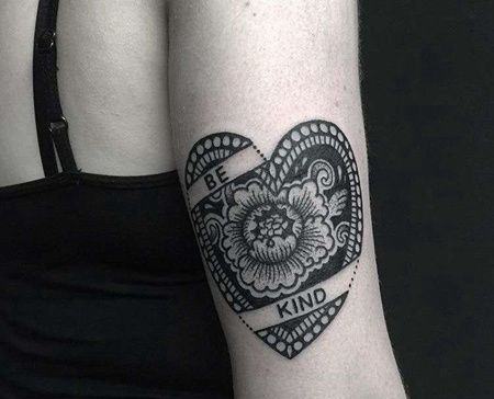 图腾大臂心花卉纹身图案