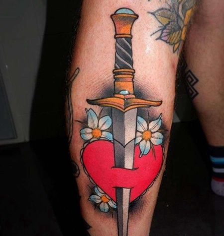 New School小腿匕首心纹身图案