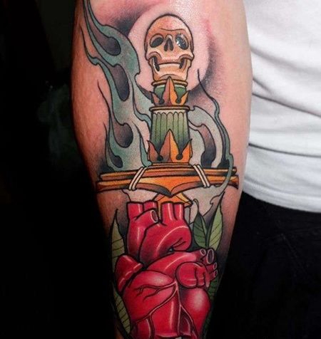 New School大腿心脏匕首纹身图案