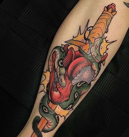 New School小腿匕首蛇心脏纹身图案