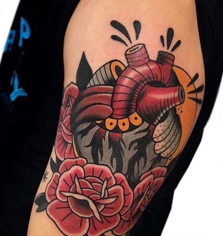 Old School大臂心脏玫瑰纹身图案