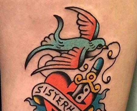 Old School大腿燕子心纹身图案