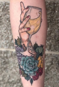 酒杯和酒瓶的一组酒主题纹身图片