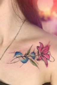 一组锁骨位置的水彩纹身图案