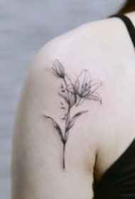 女孩子喜欢的一组黑灰素雅小花纹身图片