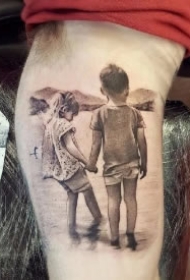 家庭亲情主题的17款牵手的背影纹身作品