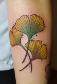 银杏叶纹身 几款银杏叶主题的小纹身作品图案