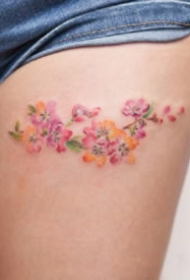 女孩子大腿处一组小花花纹身图片