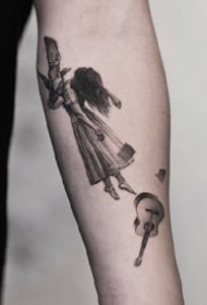 一组超细腻的黑白手臂纹身
