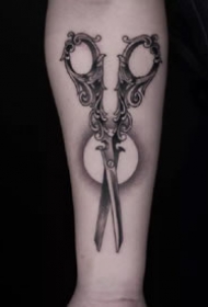 一组高质量的剪刀纹身图案