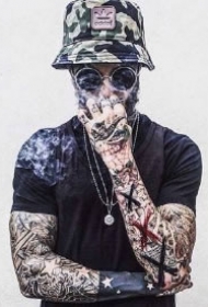 戴帽子的9款纹身型男帅哥图片