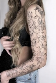 一组美丽的花臂女孩纹身