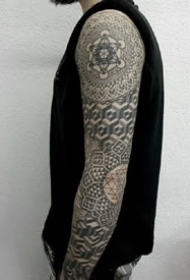 一组点刺黑灰男生纹身图案