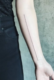 直线纹身 极简风格的一条死亡直线纹身作品