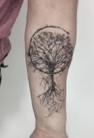 很好看的一组9张黑灰小树纹身图片