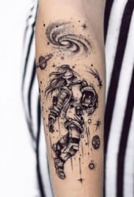 手臂上的几款胳膊宇航员纹身图片