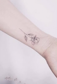 一组小清新手臂花卉纹身