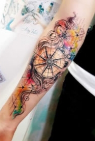 水墨风的几款漂亮指南针纹身图片