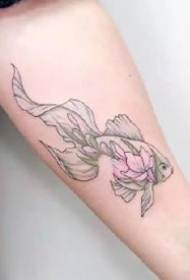 带有绚丽花朵的彩色纹身图案