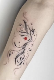 一组红黑两色的手臂纹身图案