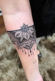 小臂上漂亮的9款黑灰纹身作品赏析