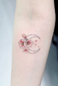 适合女生的9款小清新月亮纹身图片