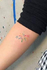 微笑小彩图的可爱纹身图案