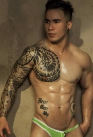 一组越南肌肉型男的纹身帅哥图片