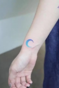 小清新极简风格的9款月亮纹身图片