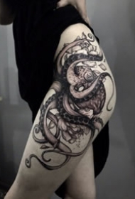 大腿上写实逼真的几款大章鱼纹身图片