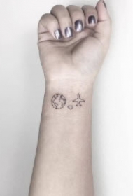 旅行主题纹身 小飞机和地图的一组旅行纹身图片