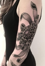 一组传统风格的黑灰手臂纹身图案