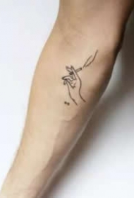 适合男生的一组黑色极简精致小纹身图片