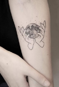 一组圆圆的月亮纹身图案