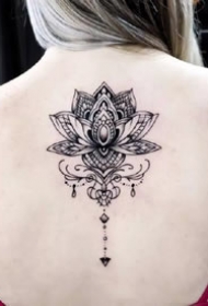 一组彩色花朵女生纹身图案欣赏