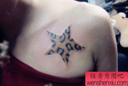美女锁骨处漂亮的豹纹五角星纹身图案