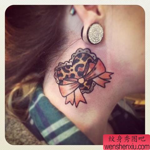 女生脖子处蝴蝶结豹纹爱心纹身图案