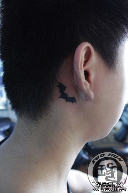 耳部潮流时尚的图腾蝙蝠纹身图案